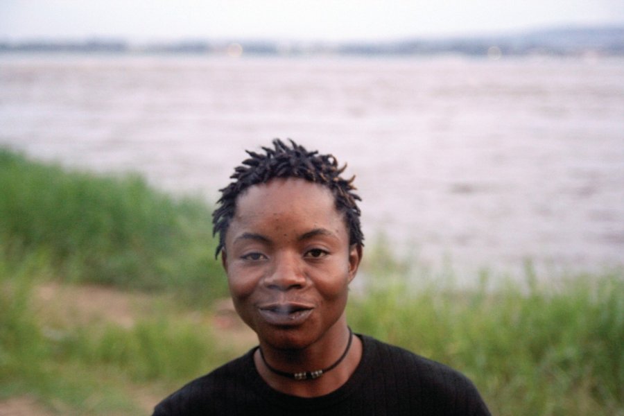 Piroguiers et pêcheurs sur les rives du fleuve Congo. Stéphane DAMANT