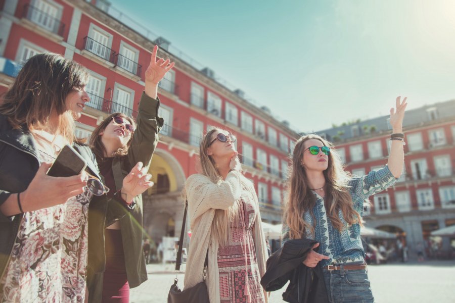 Visite de la Plaza Major. piola666 - iStockphoto.com