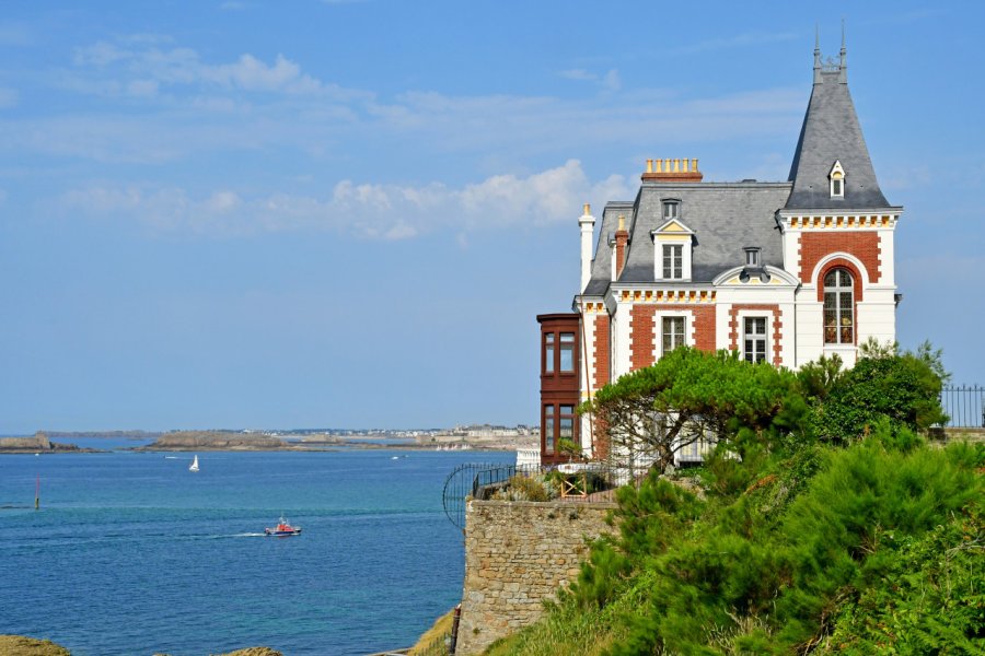 Villa Les Roches Brunes à Dinard. Pack-Shot - Shutterstock.com