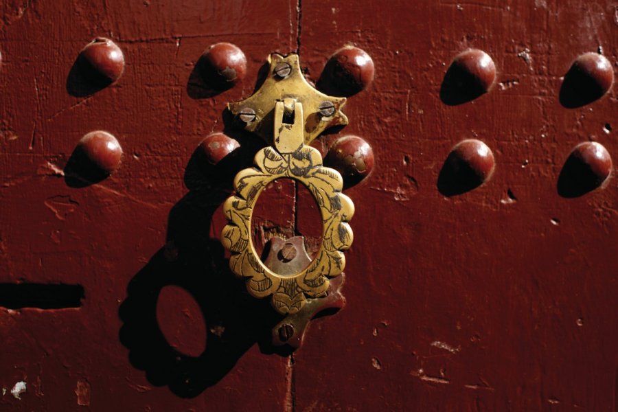 Détail d'une porte traditionnelle de la médina. Sébastien CAILLEUX