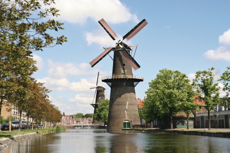 Les moulins de Schiedam ajoutent une touche d'authenticité. -thehague - iStockphoto.com