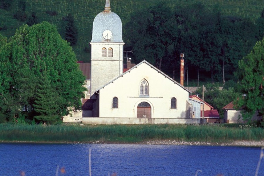 Le lac de l'Abbaye en Grandvaux (© PIERRE DELAGUÉRARD - ICONOTEC))