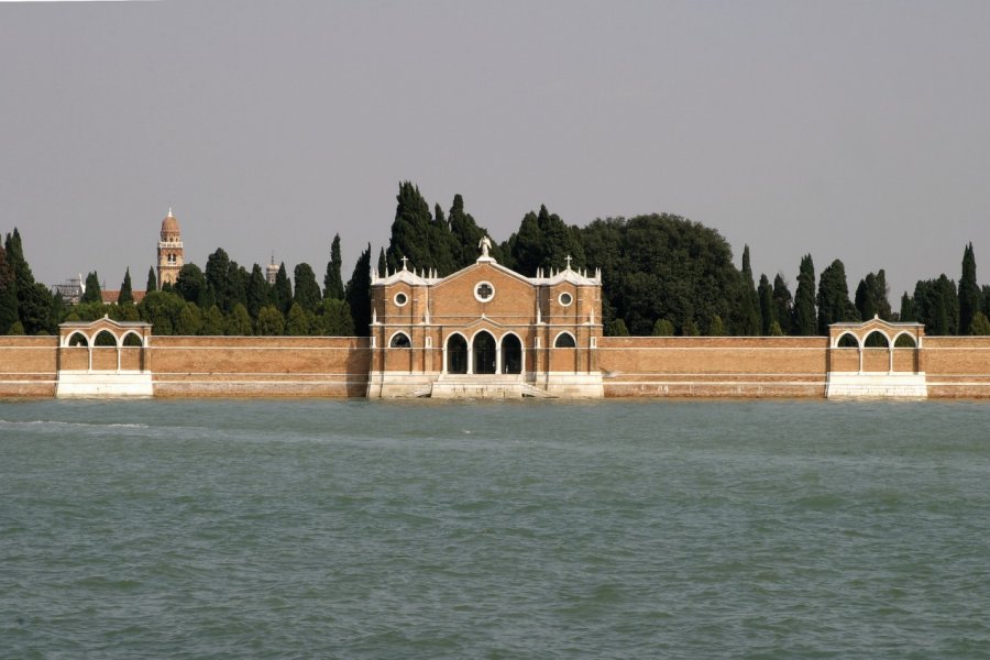 L'entrée du cimetière sur l'île San Michele. Picsofitalia.com