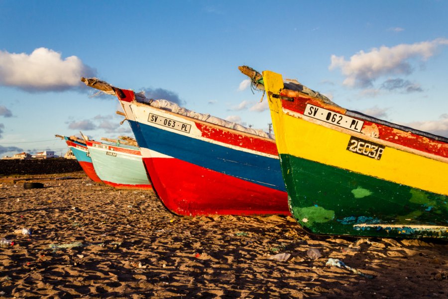 Bateaux traditionnels de pêche, baia das Gatas. Susana_Martins - Shutterstock.com