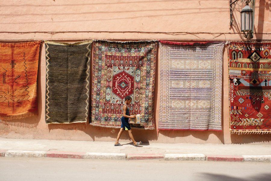 Exposition de tapis dans les rues de Marrakech. Sébastien CAILLEUX
