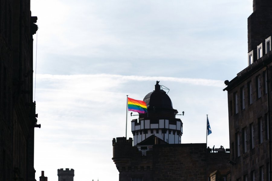 Drapeau LGBT flottant à Edimbourg. tekinturkdogan - iStockphoto.com