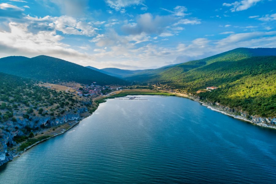 Psarades sur le lac de Prespa. Ververidis Vasilis - Shutterstock.com