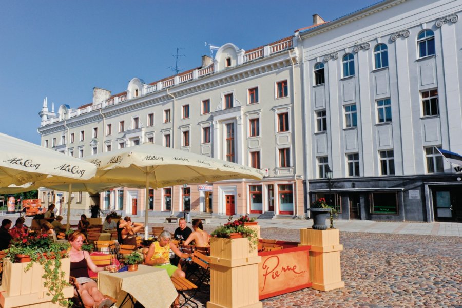 Terrasses sur Raekoja Plats. Serge OLIVIER - Author's Image