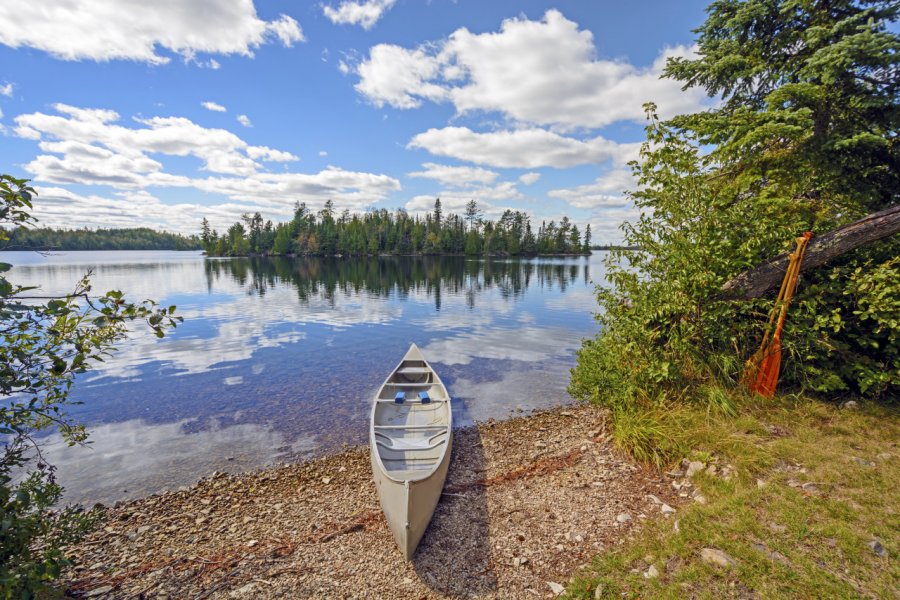 Canoë sur le lac Kekekabic, boundary Waters. Wildnerdpix - Shutterstock.com