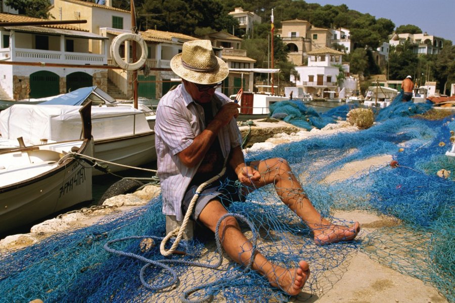 Pêcheur travaillant ses filets à Cala Figuera. Author's Image