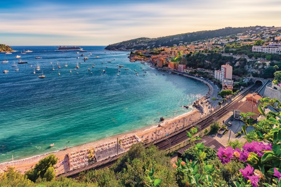 Chemin de fer longeant la côte à Villefranche-sur-Mer StockByM - iStockphoto.com