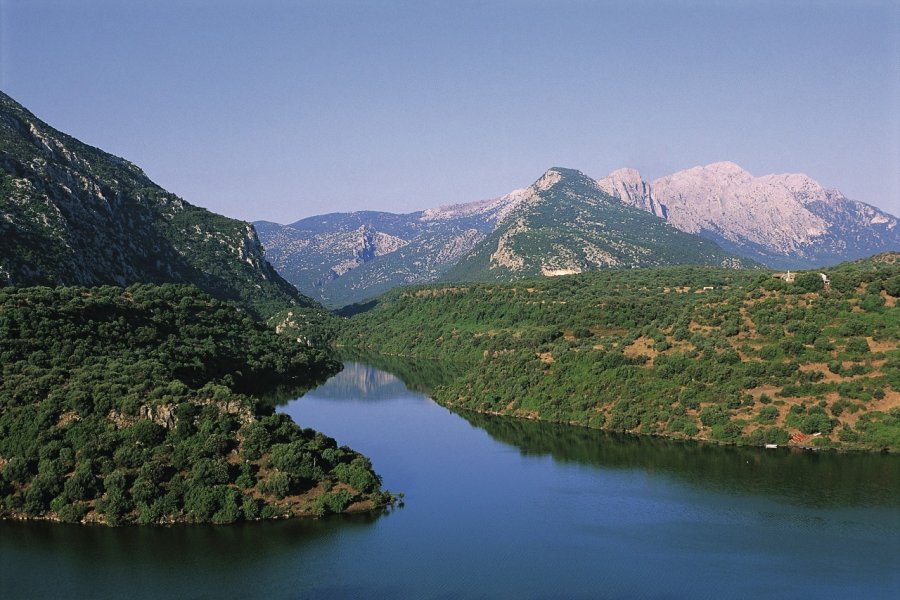 Lac Cedrino. Hugo Canabi - Iconotec