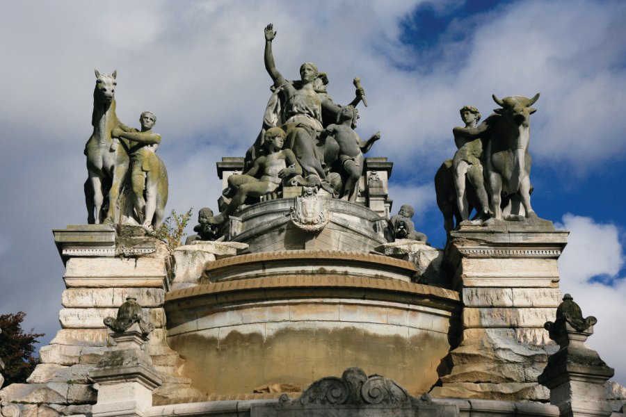 La fontaine Sainte-Marie représente d'un côté la ville de Rouen, de l'autre l'Agriculture et l'Elevage Franck GODARD