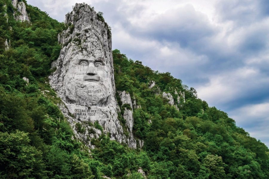 La statue de Décébale, haute de 40 m, salue les visiteurs des Portes de Fer. alexcalin - iStockphoto