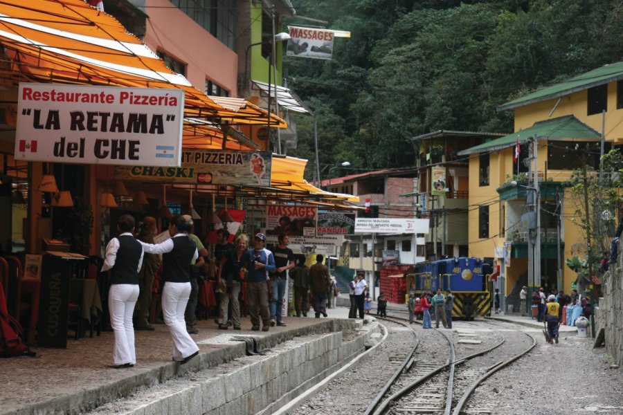 Rue et voie ferrée d'Aguas Calientes. Stéphan SZEREMETA