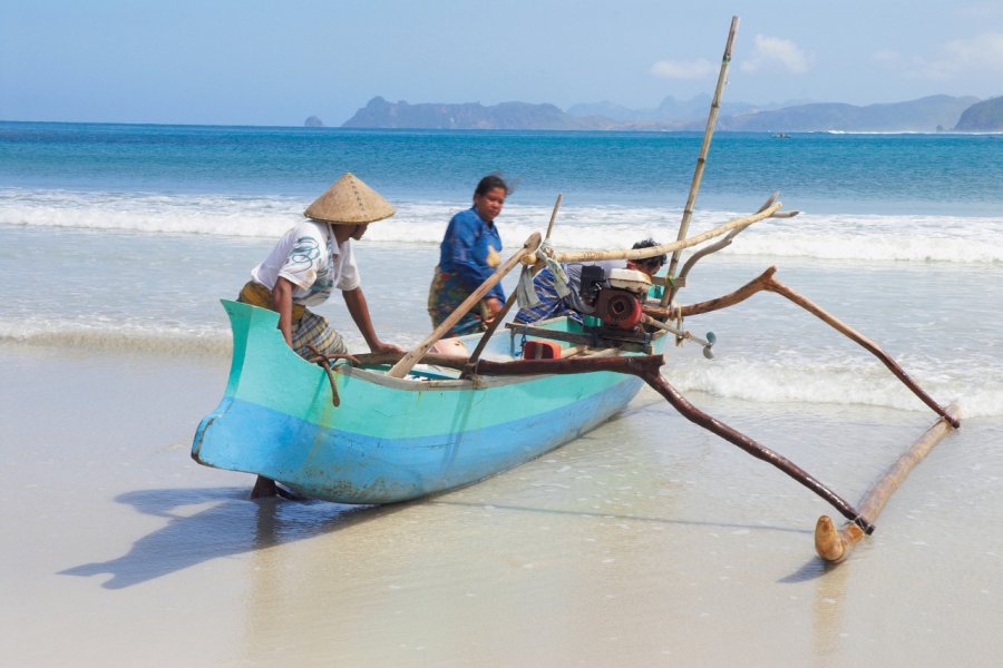 Pirogue sur la plage de Kuta. Léa Smith - Iconotec