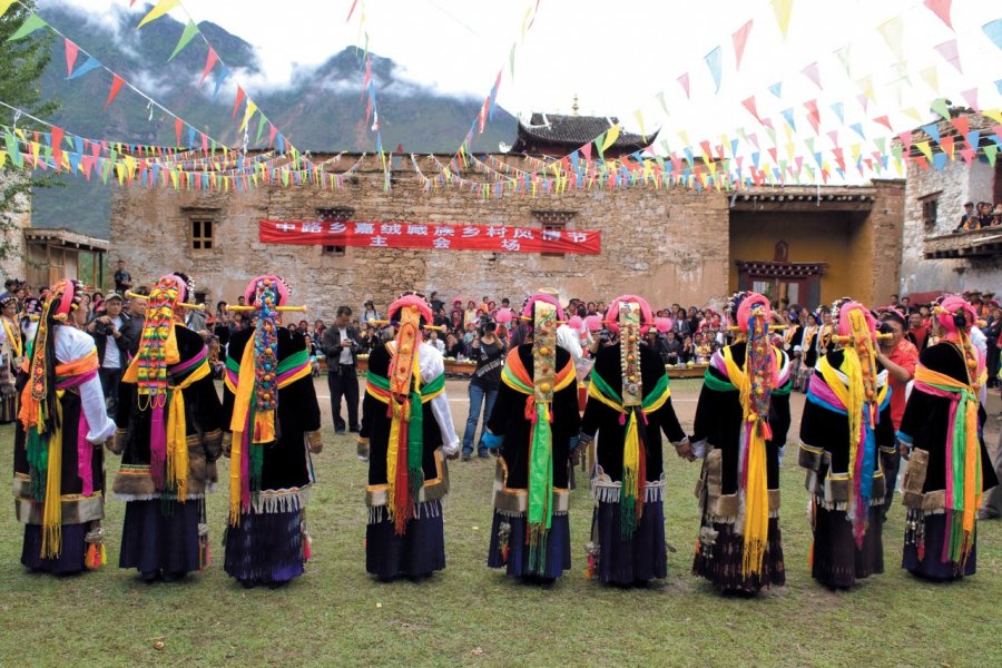 Danse en costume traditionnel lors d'une fête de village tibétain, environs de Danba. Alamer - Iconotec
