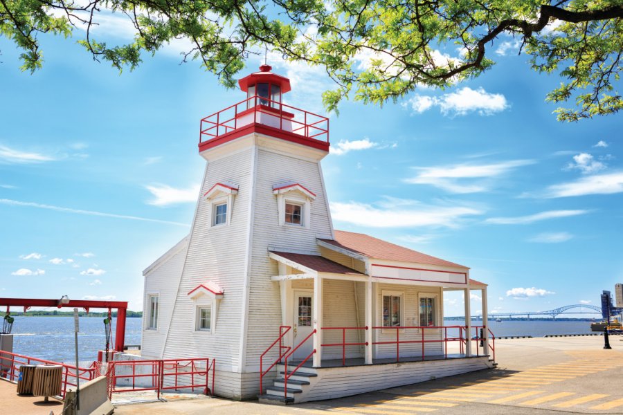 Phare de Trois-Rivières sur le fleuve Saint-Laurent. aprott