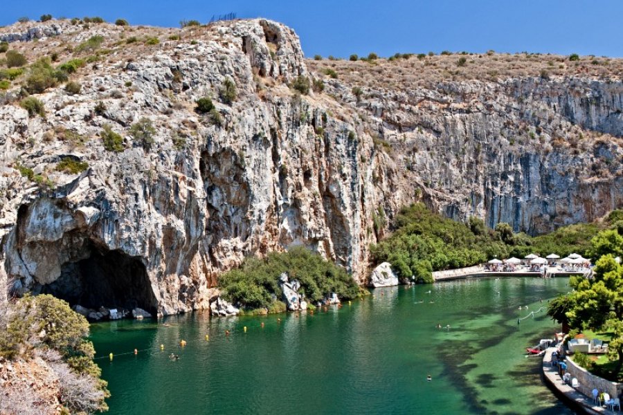 Lac de Vouliagmeni. Leonid Katsyka / Shutterstock.com