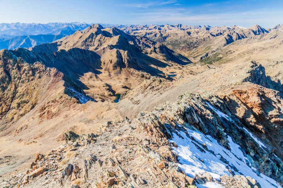 Vue sur les montagnes depuis le pic du Coma Pedrosa. Matyas Rehak - Shutterstock.com