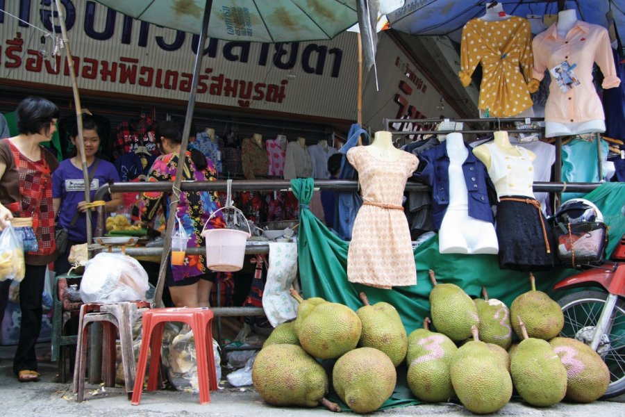 Fruits de jacque et textile aux abords du marché couvert de Warorot. Jérôme BOUCHAUD