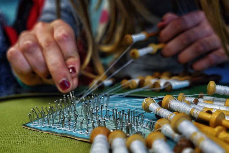 Réalisation de dentelle au Kantcentrum. (© Kantcentrum Brugge))