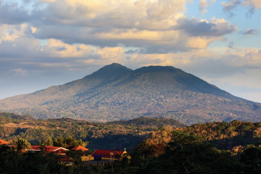 Vue sur le volcan Mombacho depuis le village de Catarina. Pniesen - iStockphoto