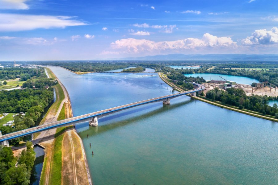 Pont d'autoroute traversant le Rhin, entre la France et l'Allemagne. shutterstock.com -Leonid Andronov