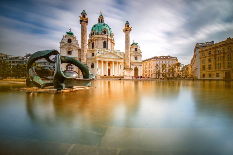 L'église baroque Saint-Charles (Karlskirche). shutterstock - RossHelen