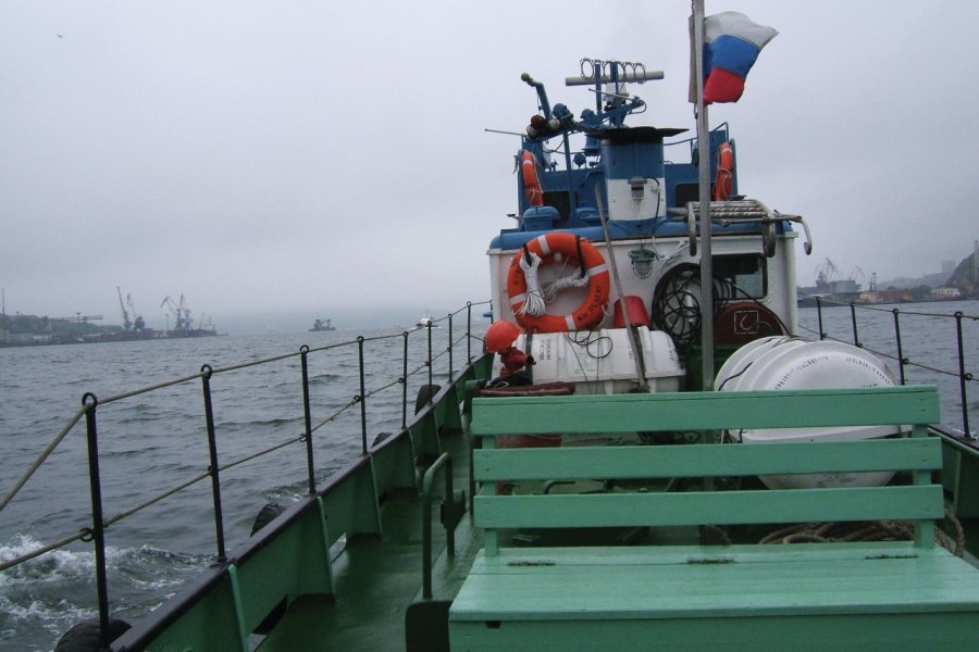 Embarcation dans la baie de Vladivostok Stéphan SZEREMETA