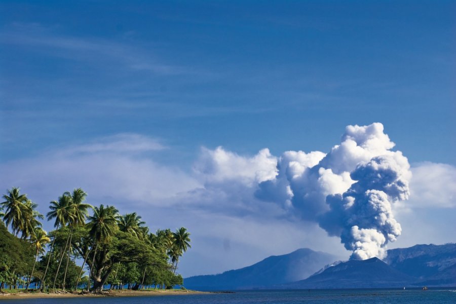 Vue sur le volcan Tavurvur depuis la plage de Kokopo. Philippe Gigliotti