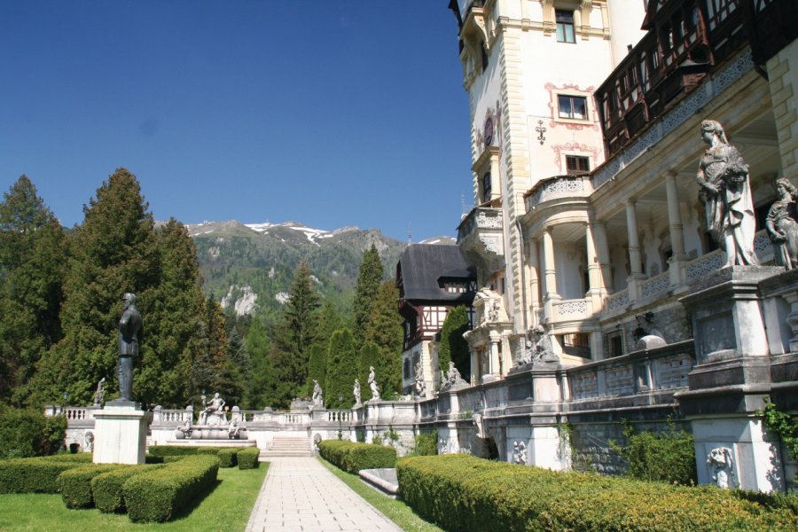 Jardin du château de Peleş, ancienne résidence des rois de Roumanie. Stéphan SZEREMETA