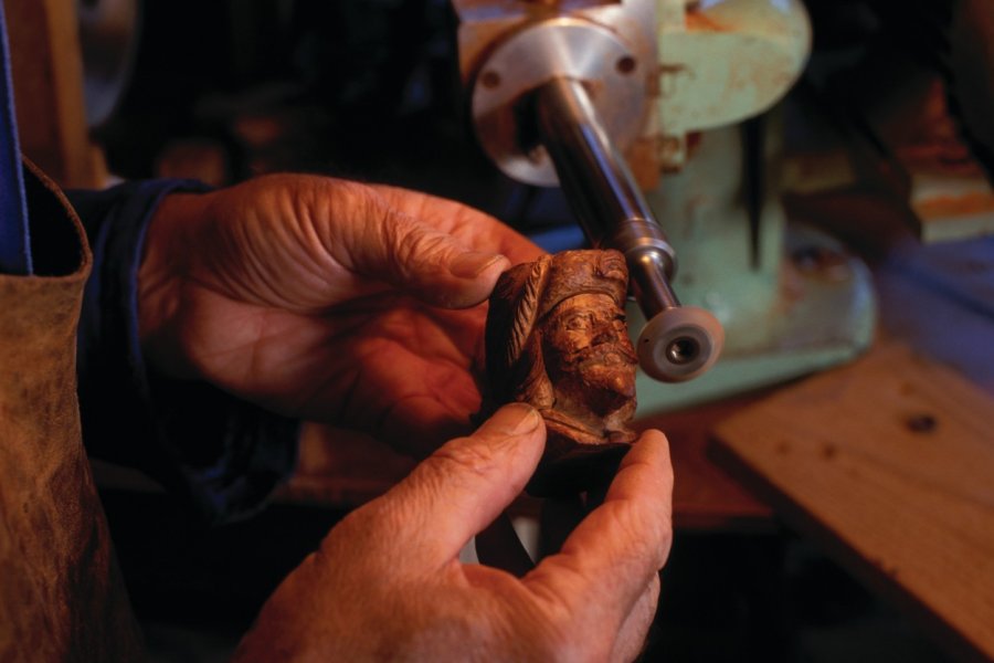 Sculpteur sur bois (© PIERRE DELAGUÉRARD - ICONOTEC))