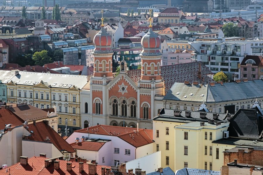 Vue sur la grande Synagogue de Plzeň, depuis la Cathédrale Saint-Barthélémy. Klug-photo  - iStockphoto
