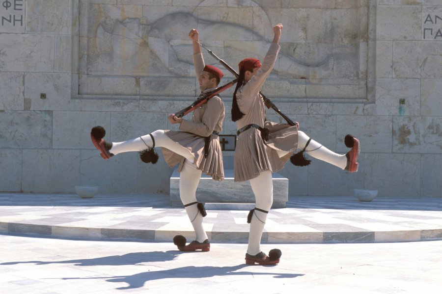 Evzones devant le monument au Soldat inconnu. (© Author's Image))