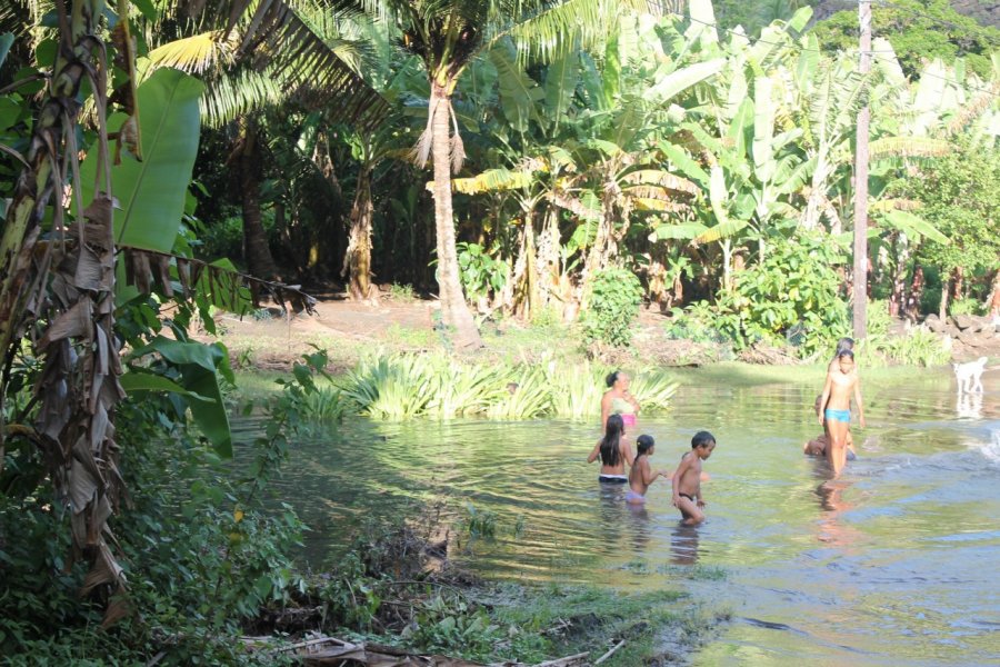 Baignade familiale sur la route entre Taipivai et Hooumi Laurent BOSCHERO