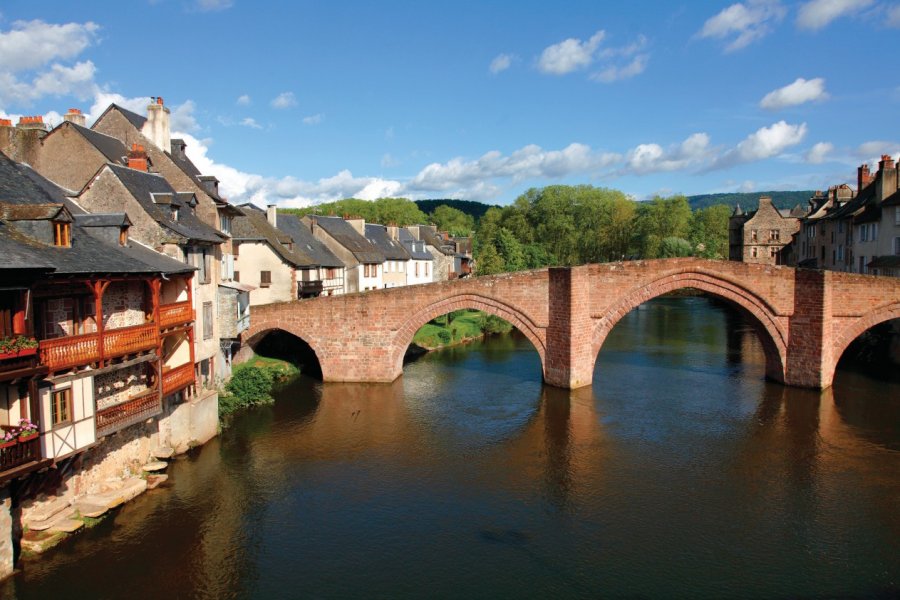 Le Pont Vieux sur le Lot et les anciennes tanneries d'Espalion. Nicolas Thibaut/Photononstop