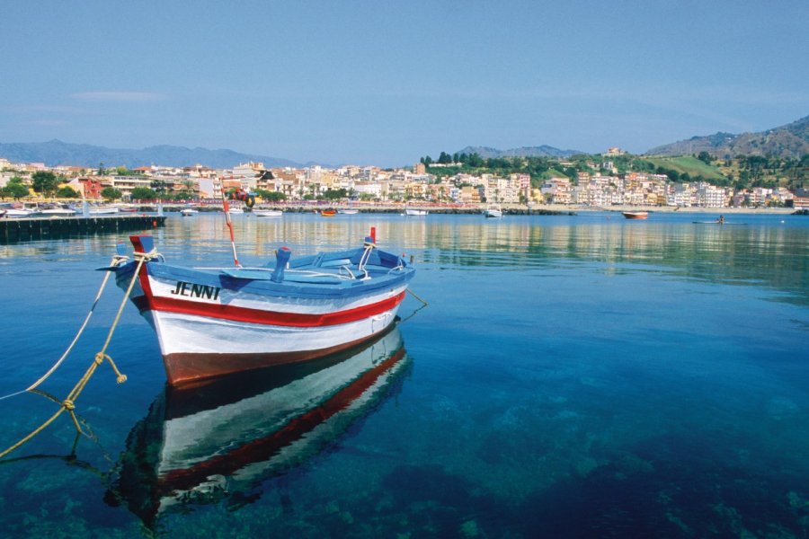 Bateau de pêche dans le port de Giardini Naxos. Author's Image