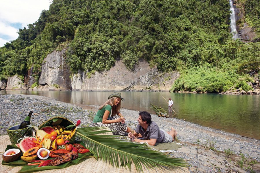 Picnique exotique près de la Navua River. Tourism Fiji / Chris McLennan