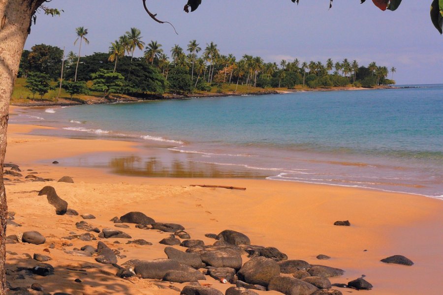 Plage de sable doré, Nord de Sao Tomé. Bernadette VOISIN