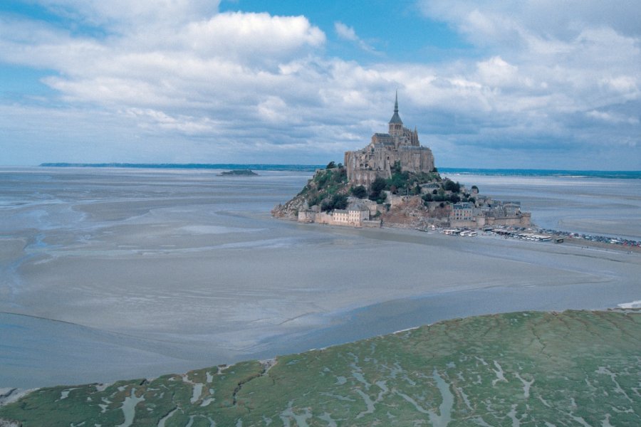 Le Mont-Saint-Michel et sa baie (© TOM PEPEIRA - ICONOTEC))
