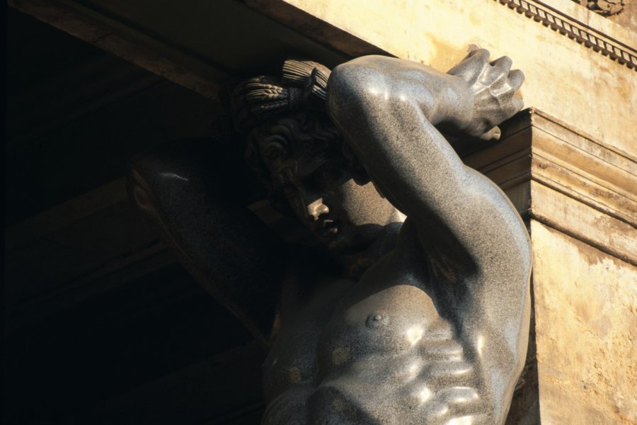 Façade des Atlantes au palais d'hiver de l'Ermitage. John Frechet - Iconotec