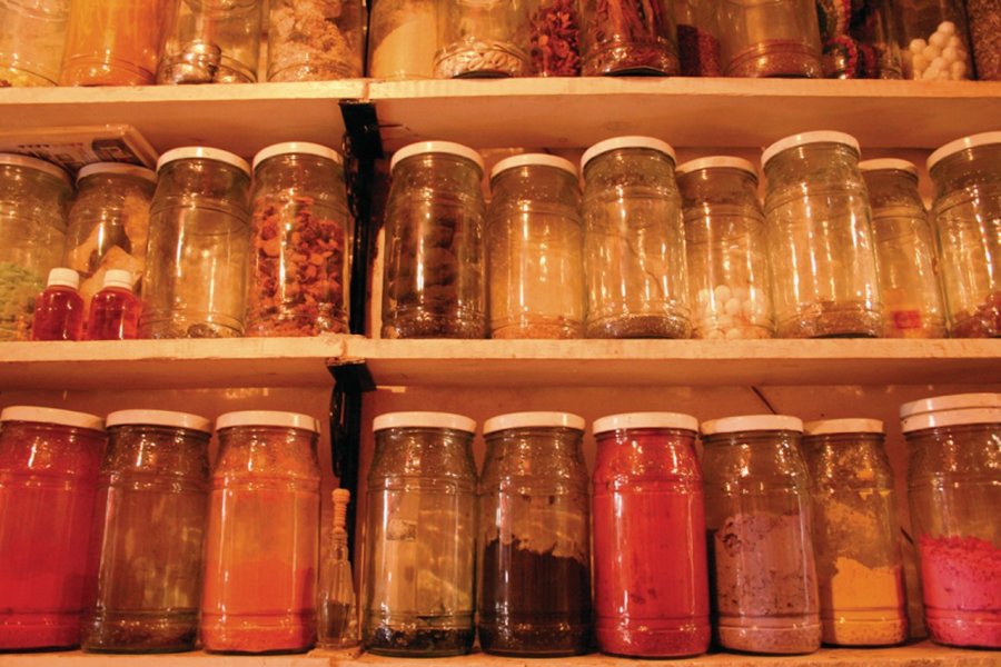 Pots de pigments dans le souk des tanniers. (© Eloïse BOLLACK))