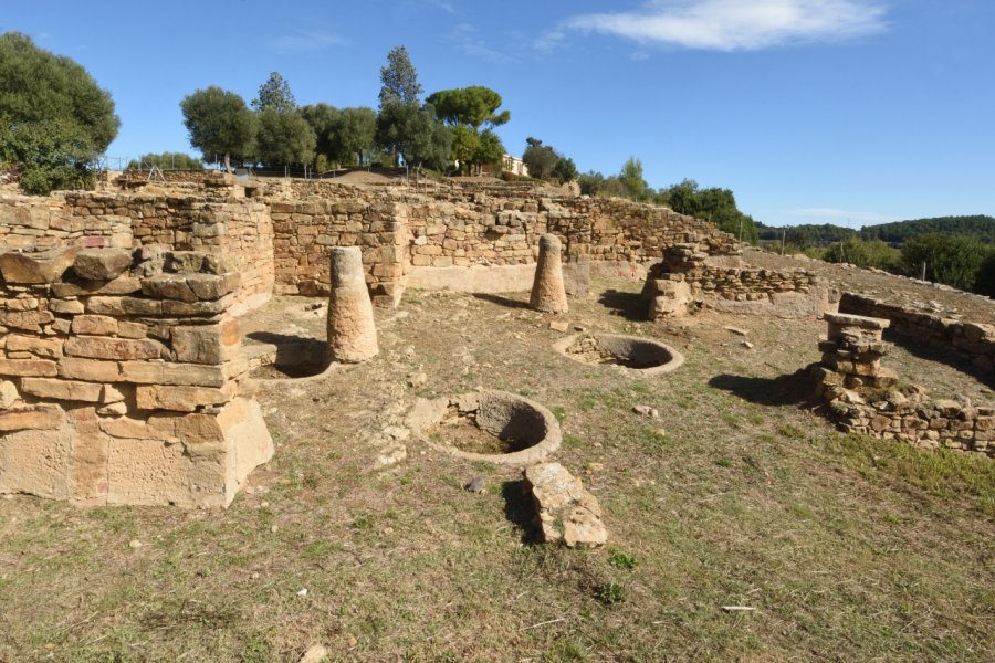 Colonnes et silos ibériques à Ullastret. Josep Curto - Shutterstock.com