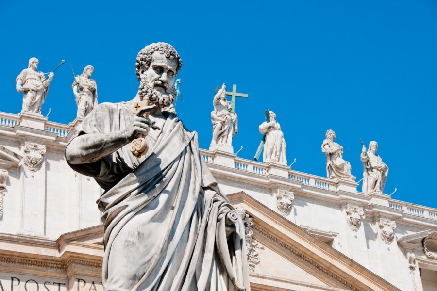 Statue devant la basilique Saint-Pierre. Lui, Tat Mun - Shutterstock.com