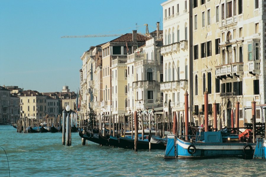 Façades vénitiennes typiques donnant sur le Grand Canal. (© Stéphan SZEREMETA))