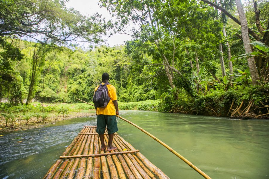 Sur la rivière Martha Brae. maylat - Fotolia