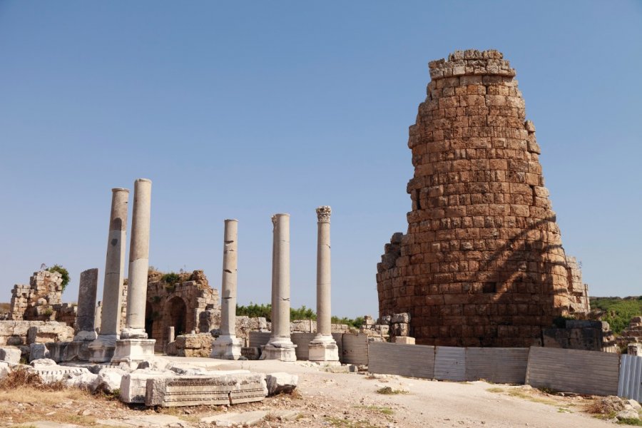 Ruines des tours de la porte hellénistique de Pergé. David GUERSAN - Author's Image