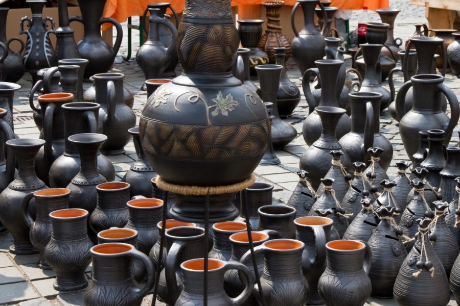 Céramiques artisanales sur le marché de Sibiu. Dragan Jovanovic - Shutterstock.com