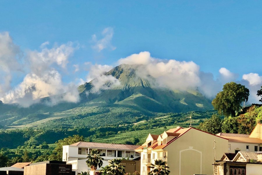 La Montagne Pelée vue de Saint-Pierre. Isabelle DREZEN